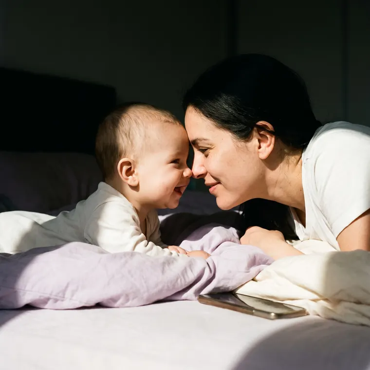 Mãe conversando com o bebê